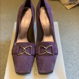 BCBG Lavender Suede purple Heels . Size 7.5